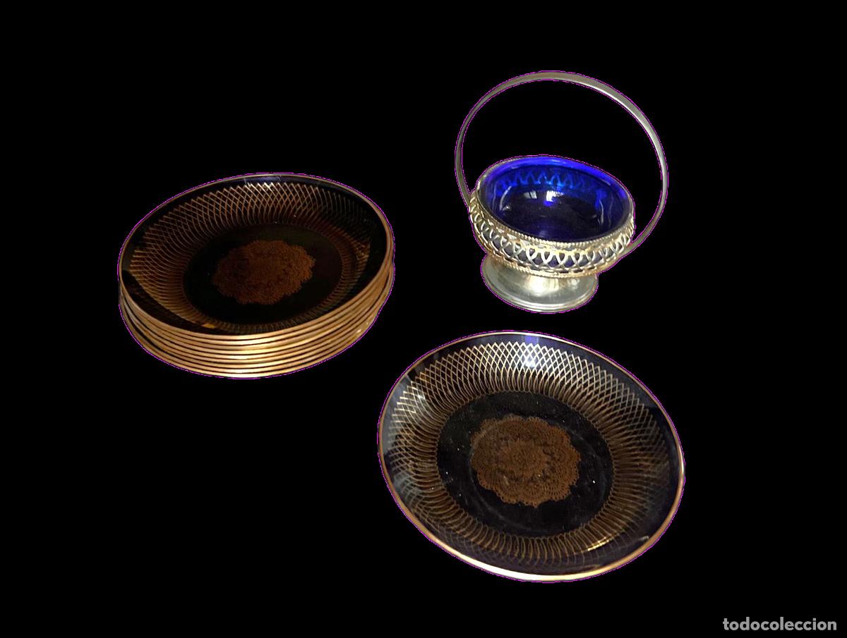 Antig&uuml;edades: plato de postre vintage de cristal azul cobalto con filigrana dorada, fabricado a mediados del