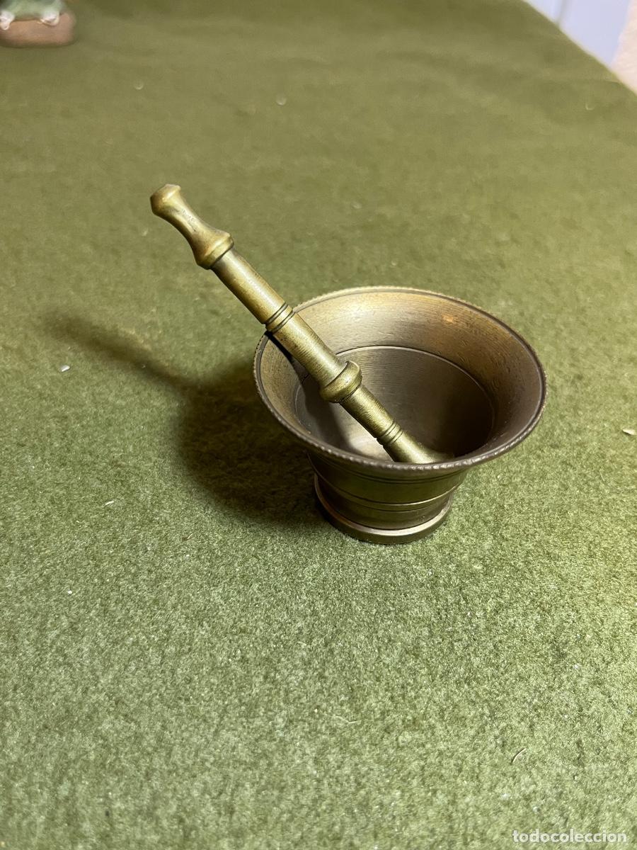Antig&uuml;edades: Antiguo almirez miniatura de bronce o lat&oacute;n con mano &ndash; Mortero de botica &ndash; Pieza de colecci&oacute;n