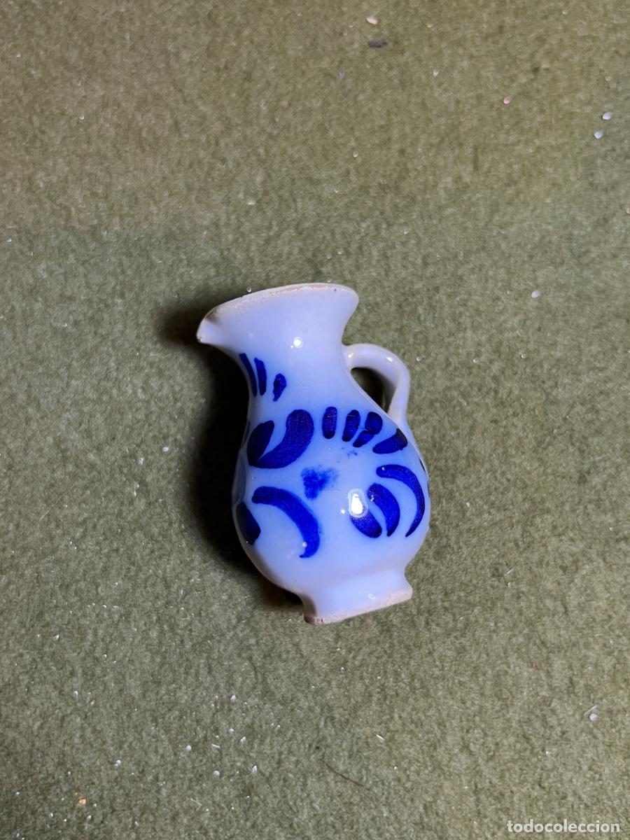 Antiguidades: Antigua jarrita miniatura de cer&aacute;mica esmaltada &ndash; Decoraci&oacute;n azul cobalto sobre blanco &ndash; Alfarer&iacute;a a