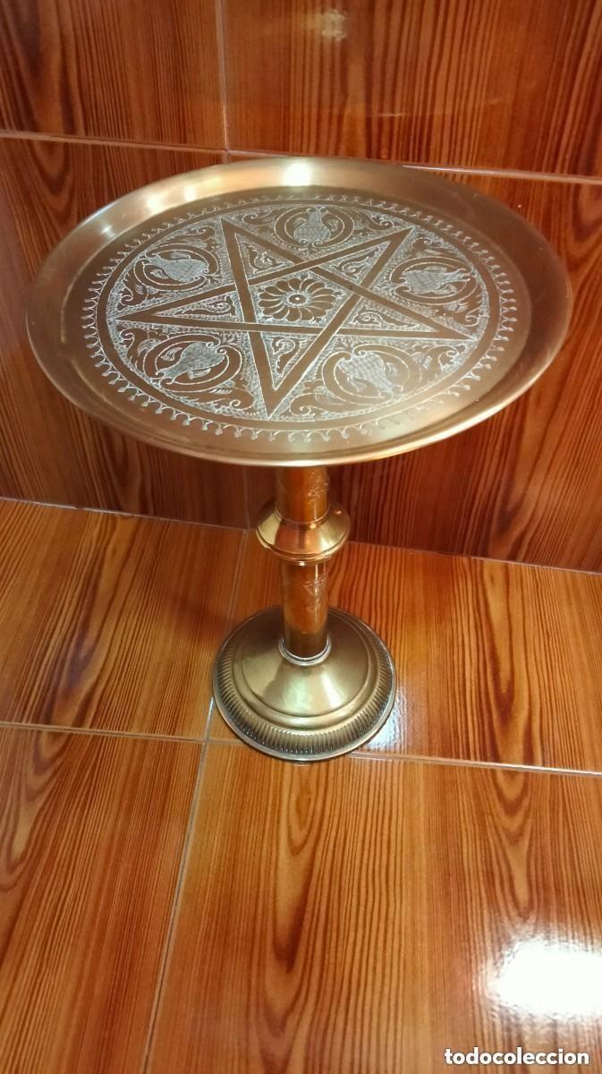 Antig&uuml;edades: mesa arabe de bronce cincelada a mano con relieves
