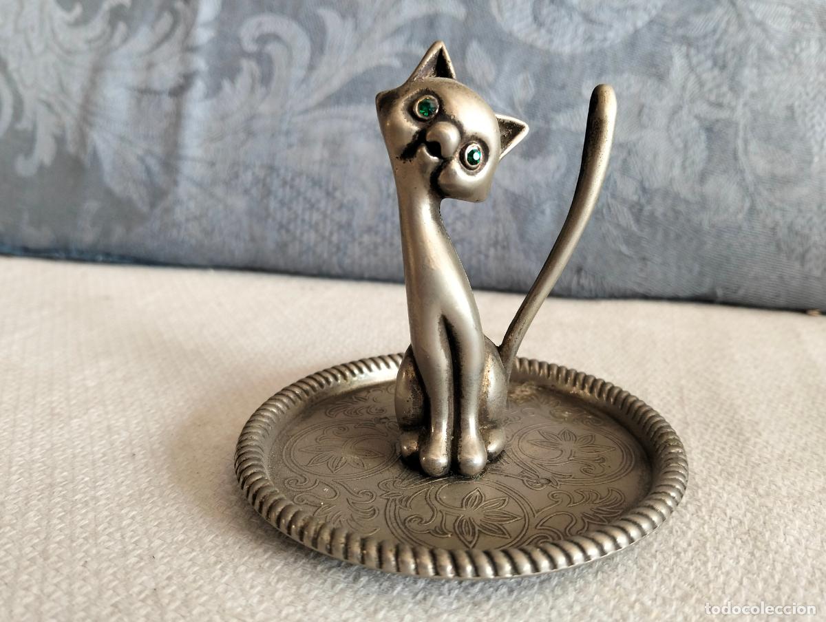 Oggetti Antichi: Figura de lat&oacute;n o metal similar de gato encima de bandeja guarda anillos o joyas de los a&ntilde;os 70-80