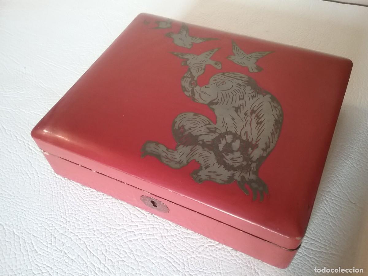 Antiques: ANTIGUA CAJA JOYERO MADERA LACADA GORILA CON AVES MUY ORIGINAL