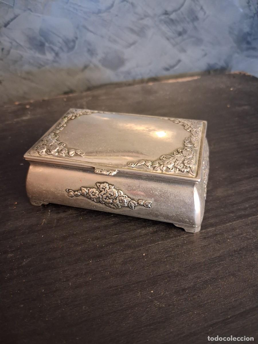 Antig&uuml;edades: PRECIOSA CAJA METAL DETALLES FLORES