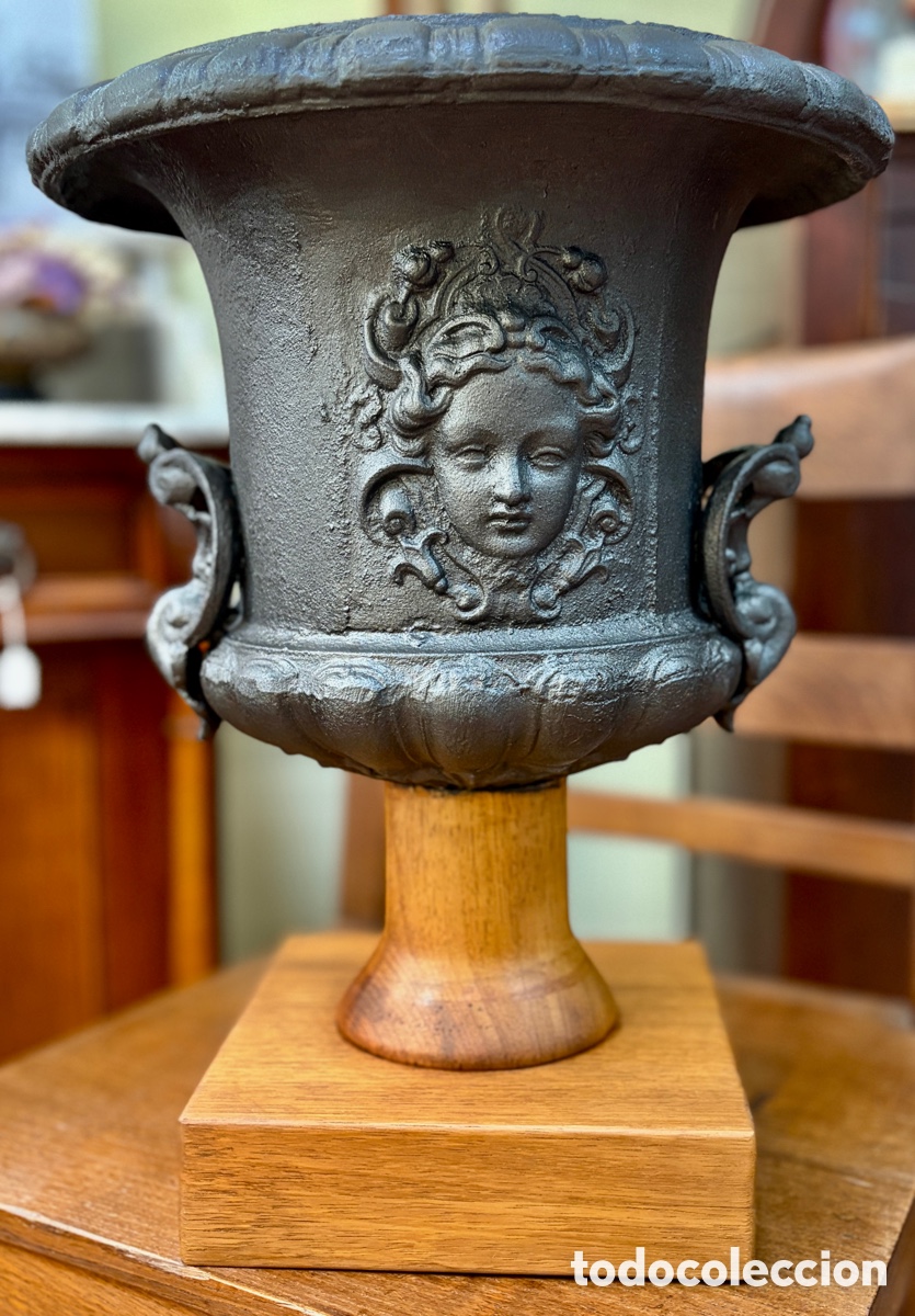 Antiques: Copa o jardinera de hierro fundido, fabricada por Val d&acute;Osne Francia,1881. Siglo XIX