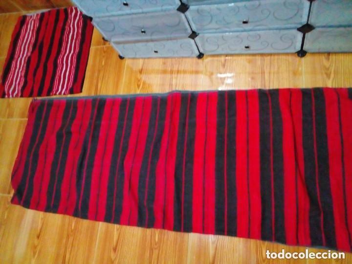 Antig&uuml;edades: COBERTOR DE TARIMON MANCHEGO CON ALMOHADON DE LANA - Foto 1