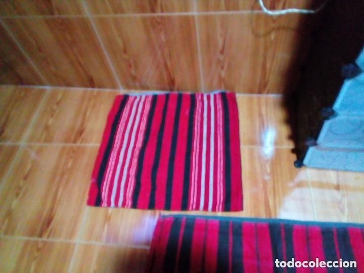 Antig&uuml;edades: COBERTOR DE TARIMON MANCHEGO CON ALMOHADON DE LANA - Foto 2