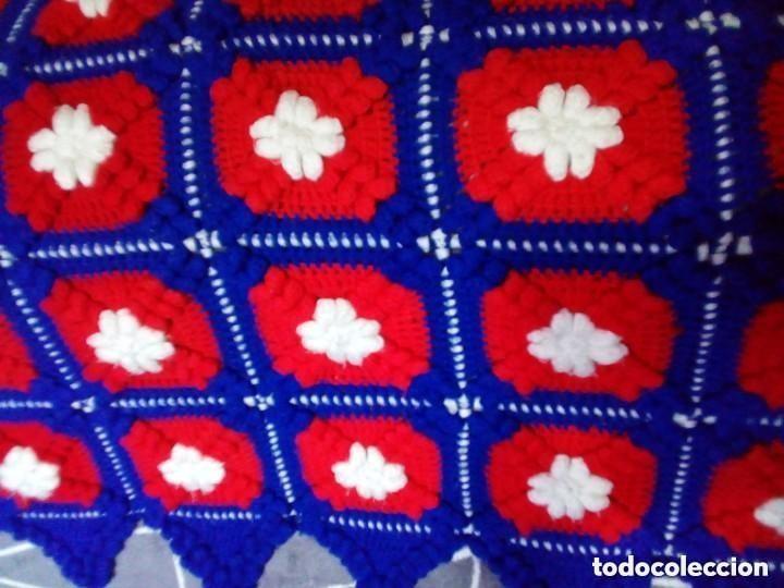 Antig&uuml;edades: COBERTOR PARA SOFA O CAMA HECHO DE GANCHILLOS - Foto 3
