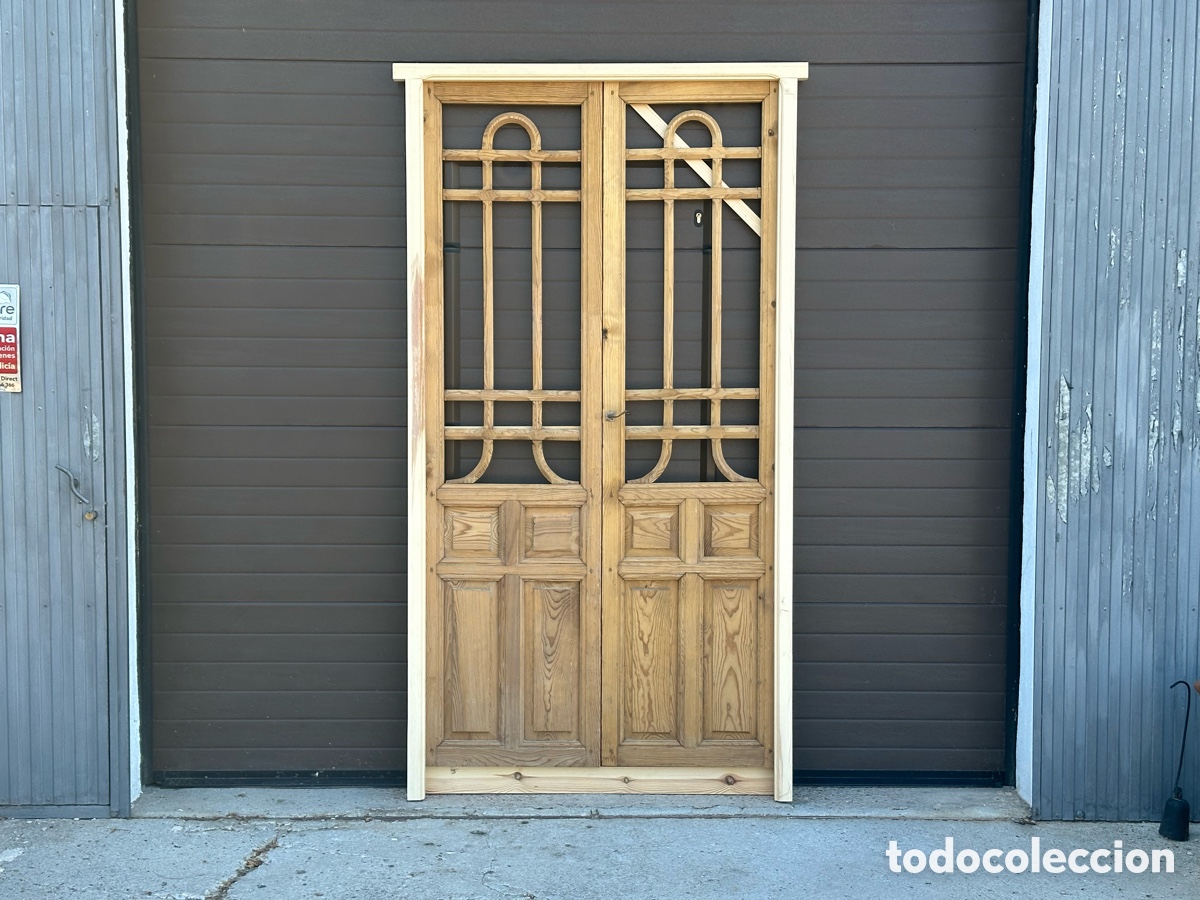 Antig&uuml;edades: Antigua puerta de entrada cristalera, principios s.XX. Madera de pino. Modernista art d&eacute;co nouveau.
