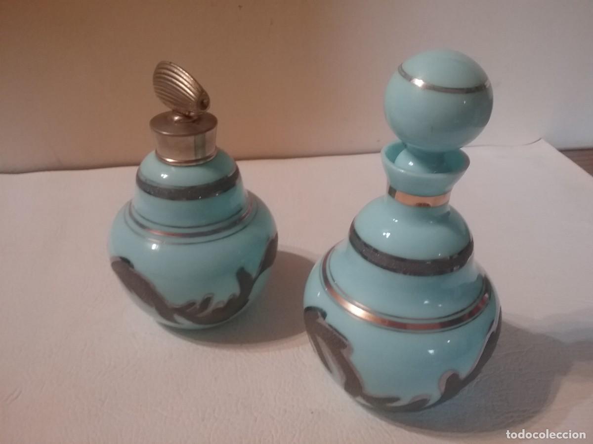 Antig&uuml;edades: CONJUNTO DE PERFUMEROS DE OPALINA AZUL DECORADA - Foto 2