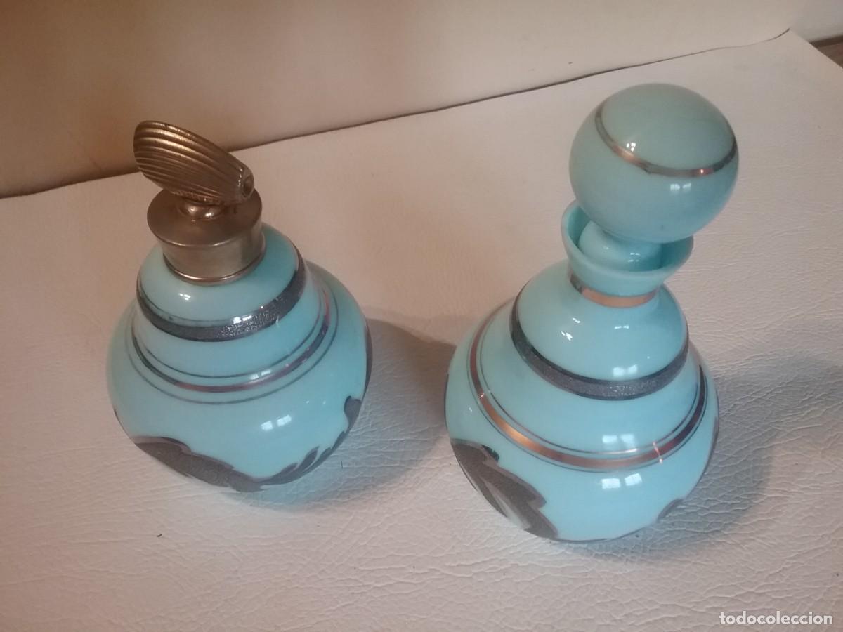 Antig&uuml;edades: CONJUNTO DE PERFUMEROS DE OPALINA AZUL DECORADA - Foto 3