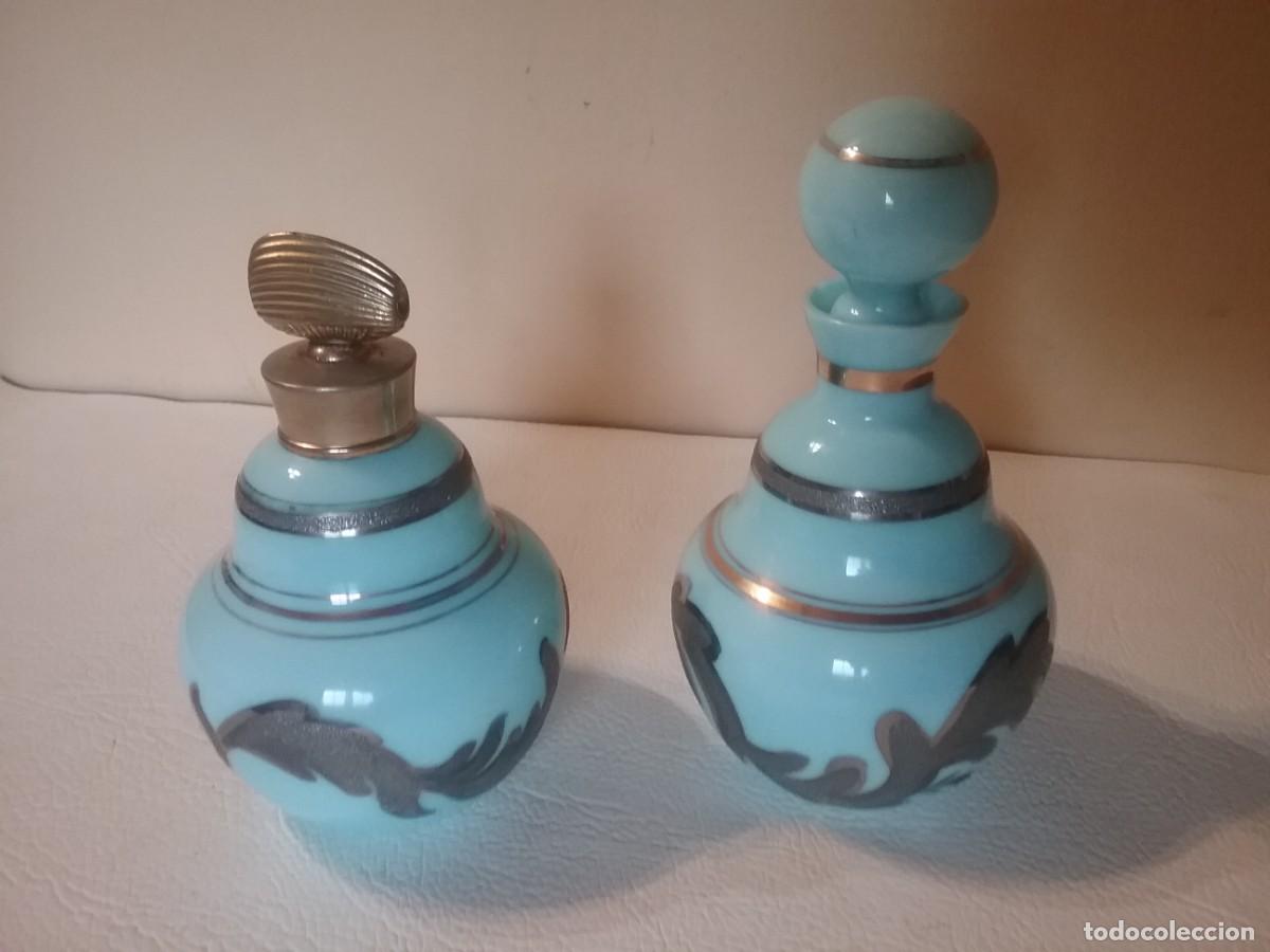 Antig&uuml;edades: CONJUNTO DE PERFUMEROS DE OPALINA AZUL DECORADA - Foto 4