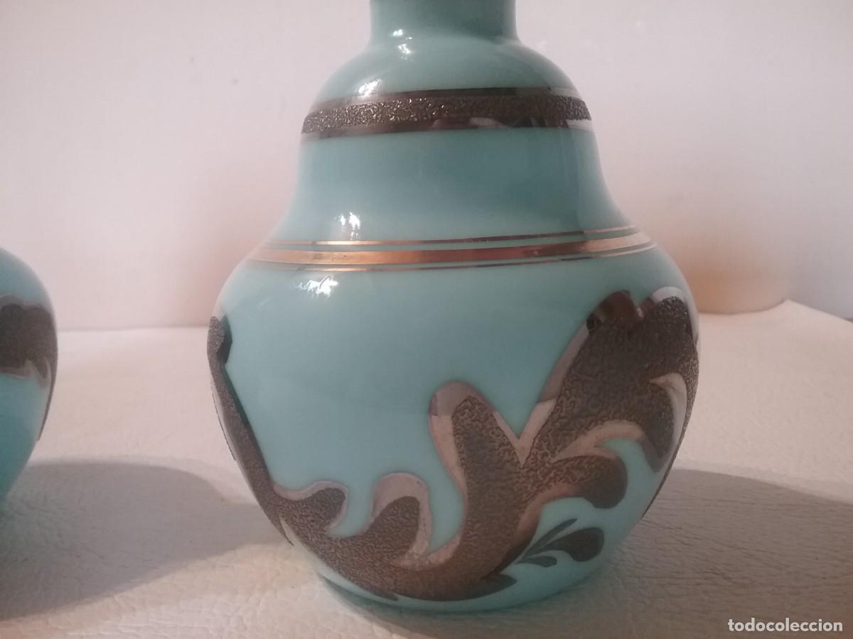 Antig&uuml;edades: CONJUNTO DE PERFUMEROS DE OPALINA AZUL DECORADA - Foto 6