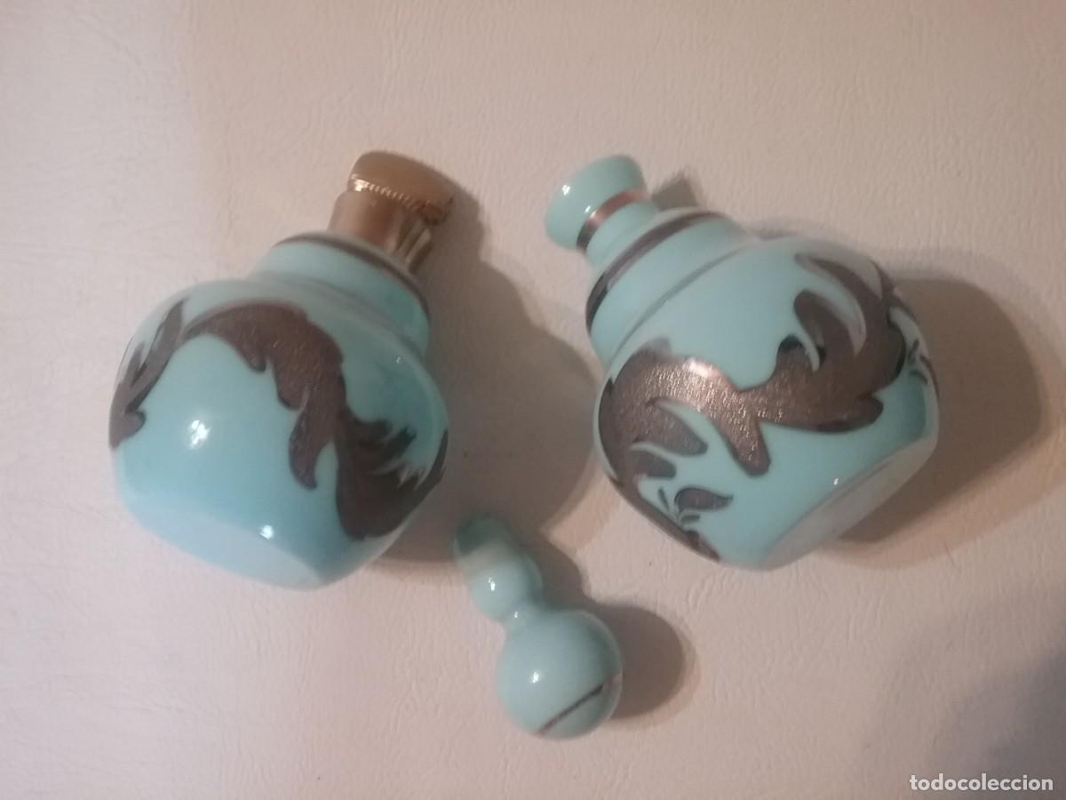 Antig&uuml;edades: CONJUNTO DE PERFUMEROS DE OPALINA AZUL DECORADA - Foto 8
