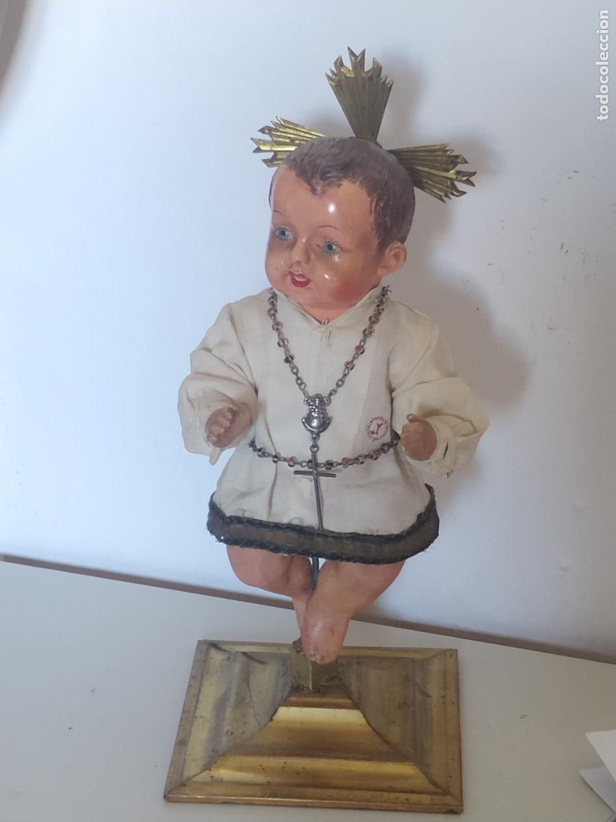 Antiquit&eacute;s: Ni&ntilde;o Jes&uacute;s rehecho de mu&ntilde;eco. Con vestido con medalla y peana en oro. Princ. S XX