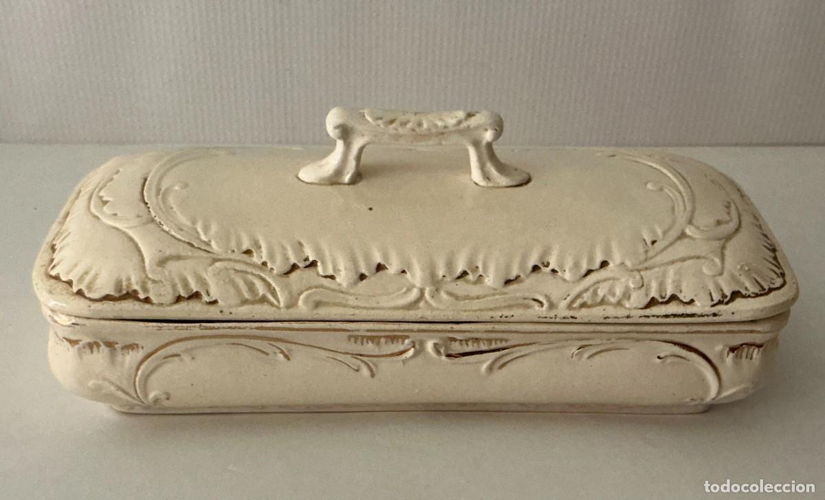 Antig&uuml;edades: Jabonera antigua loza crema relieve rocalla y dorado. Juego tocador Belle &Eacute;poque, c. 1900.
