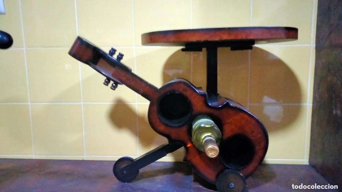 Antig&uuml;edades: BOTELLERO -MESITA DE MADERA EN FORMA DE GUITARRA CON RUEDAS