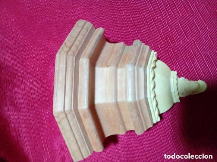Antig&uuml;edades: MENSULA DE MADERA Y RESINA - Foto 4