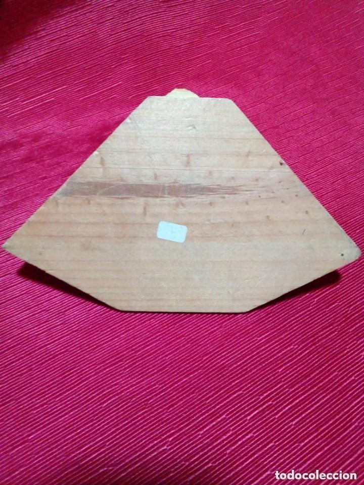 Antig&uuml;edades: MENSULA DE MADERA Y RESINA - Foto 4