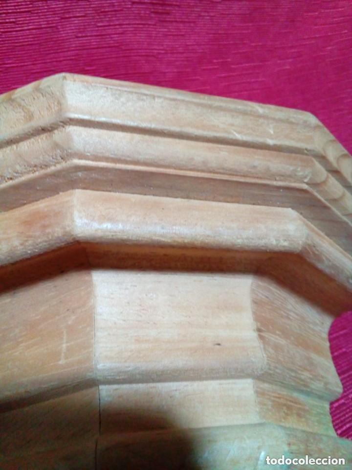 Antig&uuml;edades: MENSULA DE MADERA Y RESINA - Foto 6