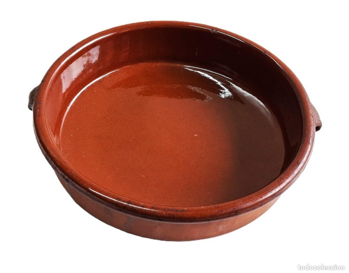 Antiquit&eacute;s: CAZUELA DE BARRO CON ASAS 27 cm. Miel