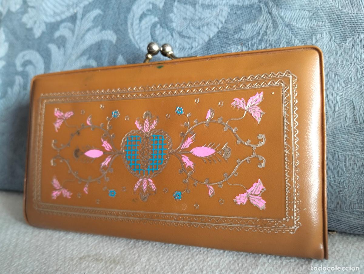 Antiguidades: Monedero antiguo de se&ntilde;ora de polipiel o plastico con flores de los a&ntilde;os 60-70