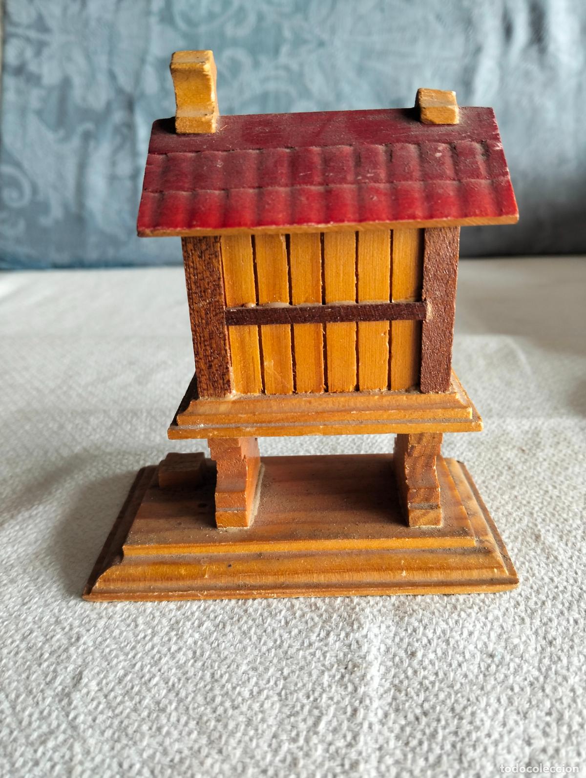 Antig&uuml;edades: Figura antigua de madera de h&oacute;rreo fabricado a mano recuerdo de Asturias de los a&ntilde;os 60-70
