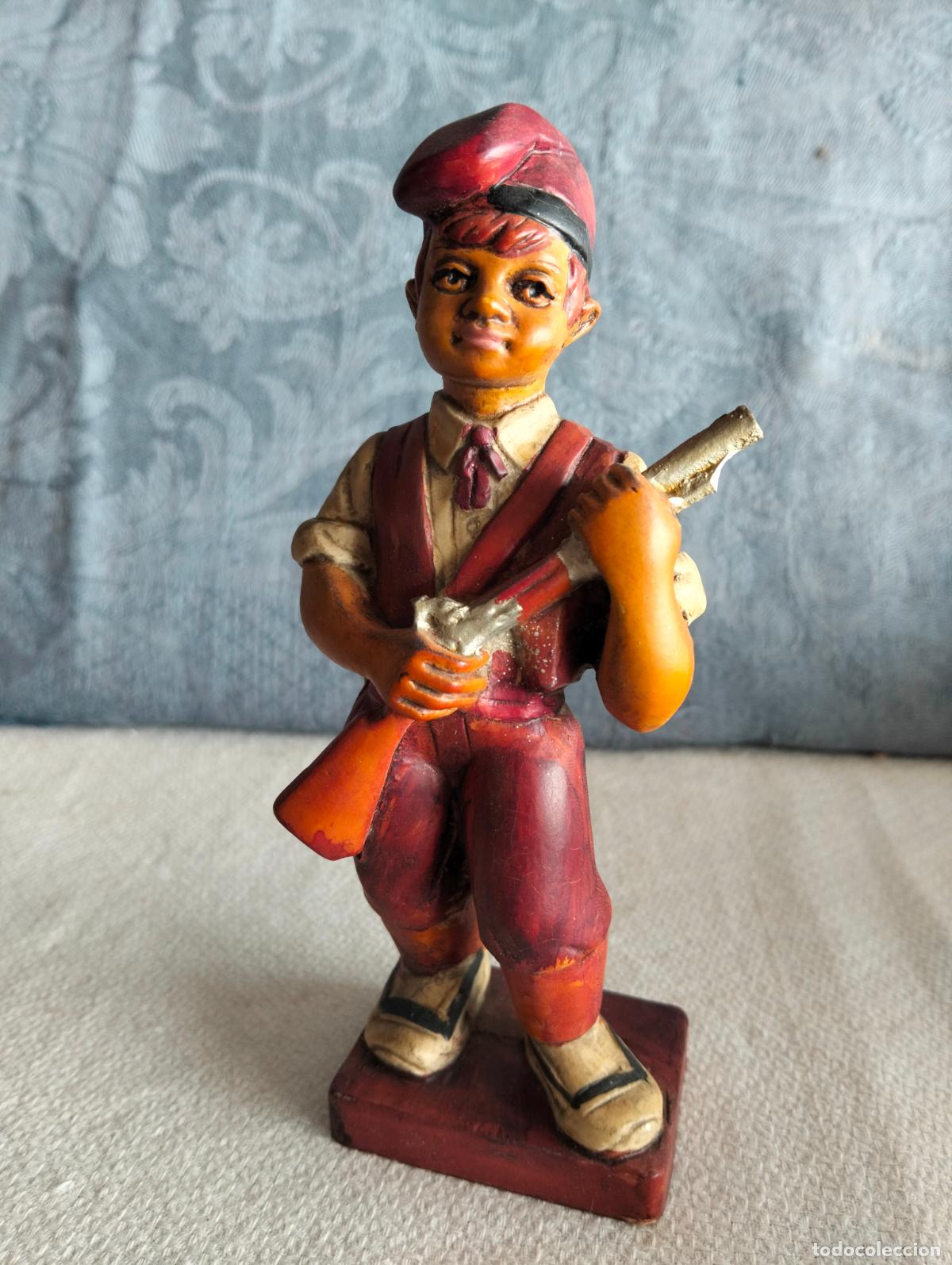 Antig&uuml;edades: Figura antigua de estuco o pasta cazador con vestido tradicional Catalu&ntilde;a a&ntilde;os 60-70