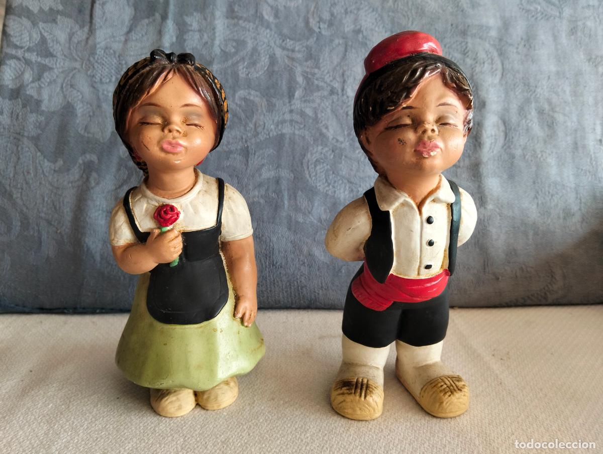Antig&uuml;edades: Pareja de figuras antiguas de estuco pintado a mano vestidos tradicionales de Catalu&ntilde;a a&ntilde;os 60-70