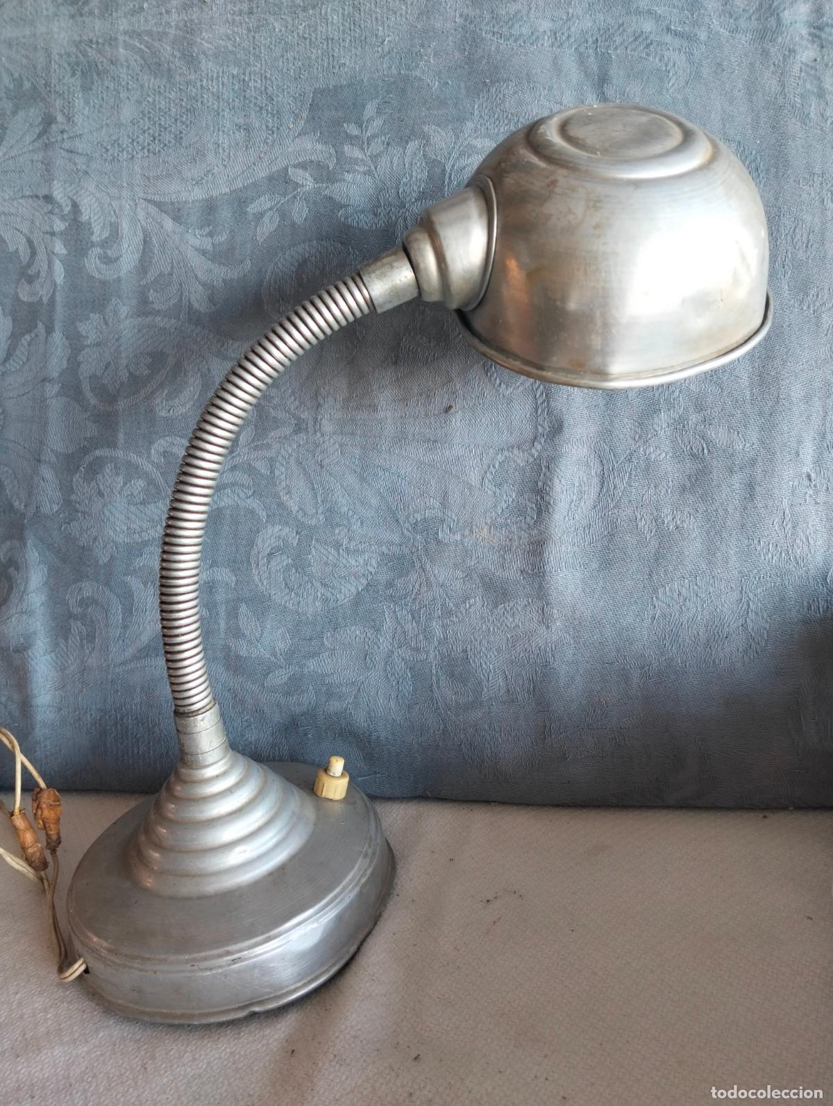 Antig&uuml;edades: Luz lampara flexo de sobremesa o escritorio de aluminio con tulipa redonda de los a&ntilde;os 50