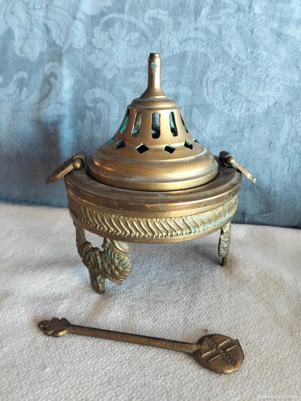 Antig&uuml;edades: Incensario de bronce lat&oacute;n figura imitaci&oacute;n brasero antiguo con badilla y tapa de los a&ntilde;os 60-70