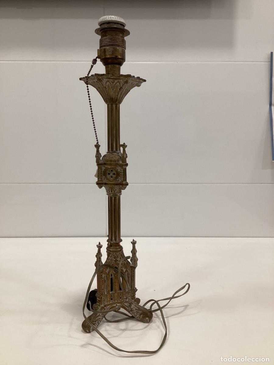 Antiques: Candelabro de iglesia neog&oacute;tico convertido en pie de l&aacute;mpara.