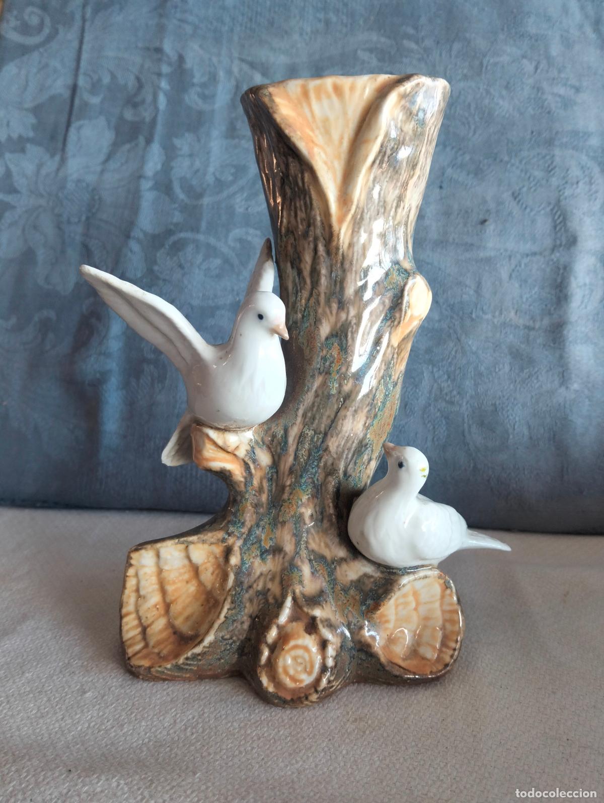 Antig&uuml;edades: Figura de porcelana blanca jarr&oacute;n con 2 palomas en el tronco de la marca P.S. Espa&ntilde;a a&ntilde;os 50-60