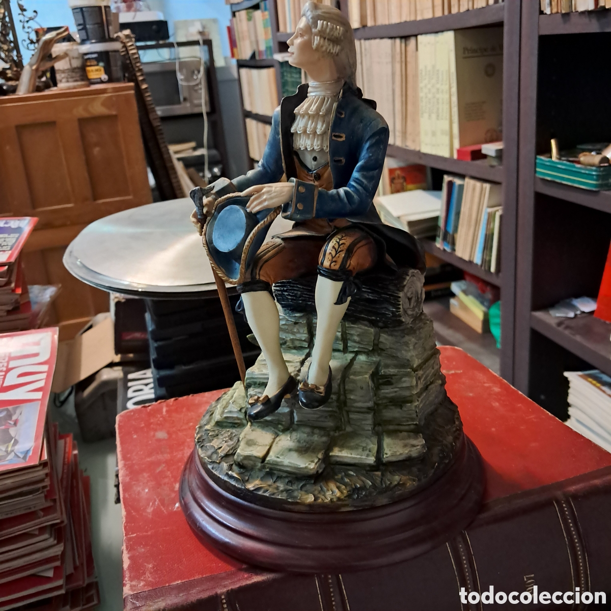 Antig&uuml;edades: Figura de ceramica personaje XVIII, peana de madera,28 cm altura