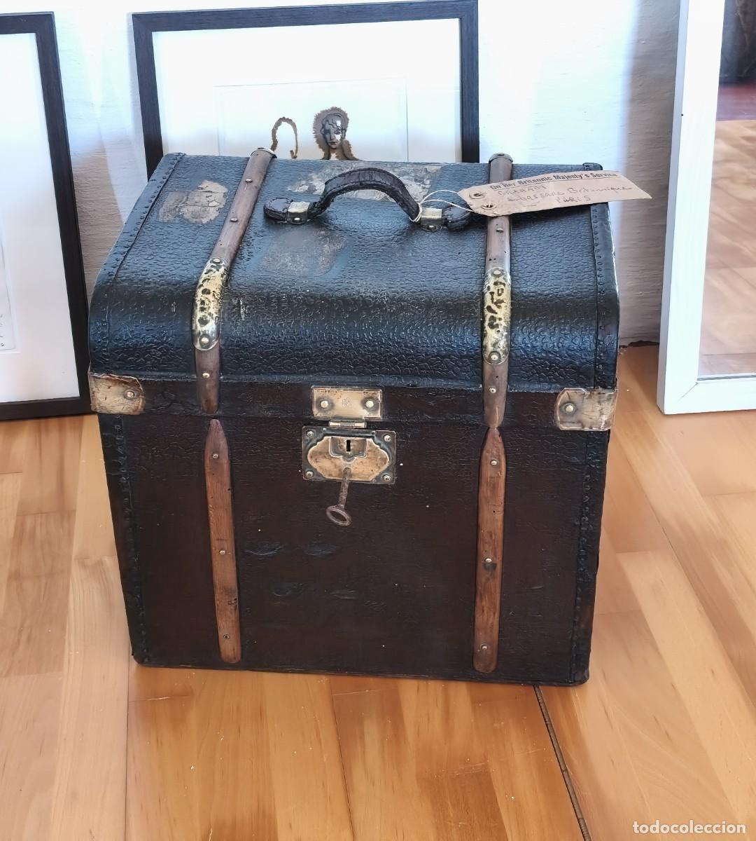 Antiques: Antiguo y original &middot; c. 1920 &middot; Ba&uacute;l valija de viaje &middot; 44 cm &middot; Bellas Etiquetas &middot; Embajada