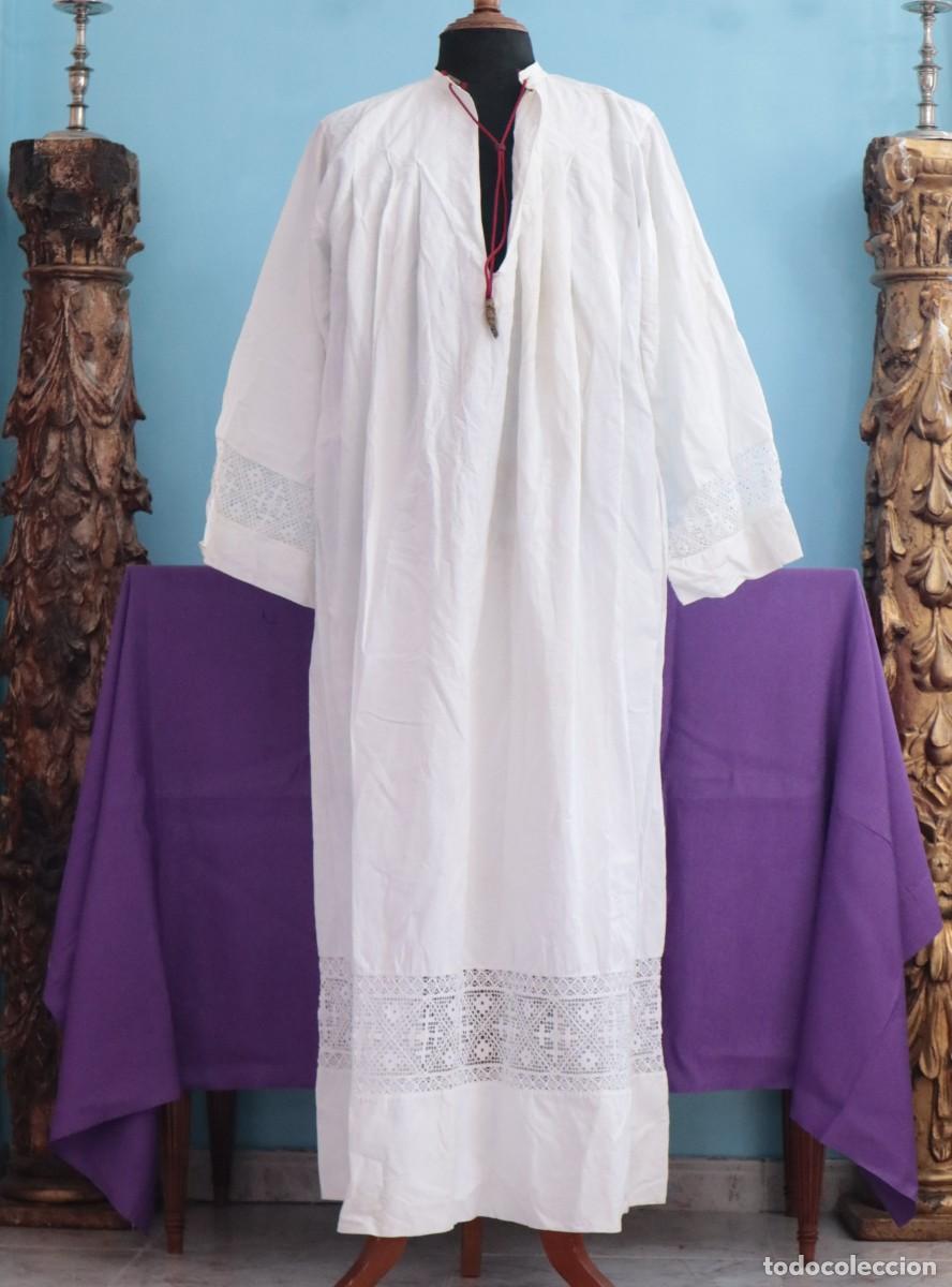 Antig&uuml;edades: Alba confeccionada en hilo de lino y encajes manuales con motivos religiosos. Med. S. XX