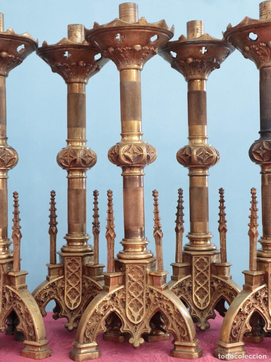 Antig&uuml;edades: Conjunto de seis candeleros eclesi&aacute;sticos del siglo XIX de estilo neog&oacute;tico. Miden 53 cm de altura.