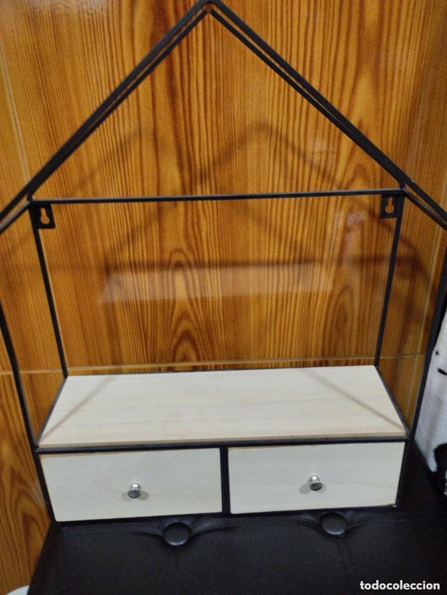 Antig&uuml;edades: estante en forma de casita con dos cajones