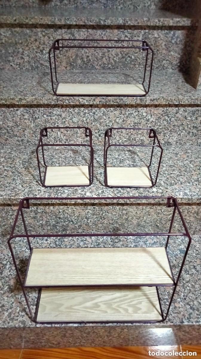 Antig&uuml;edades: cuatro estanterias muy decorativas de metal y madera-nuevas