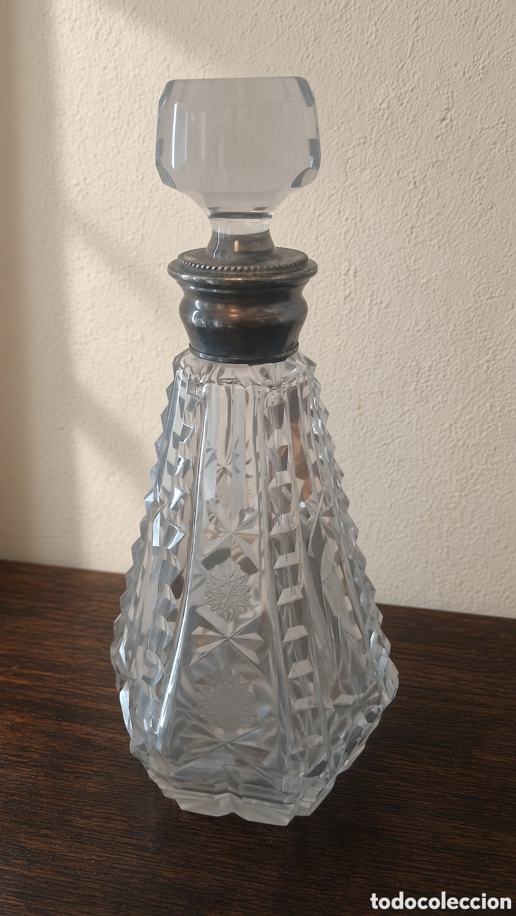 Antig&uuml;edades: Elegante botella antigua con detalles en plata. - Cuerpo de cristal tallado con motivos