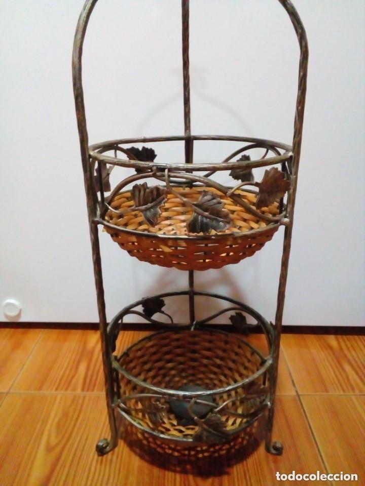 Antig&uuml;edades: ESTANTERIA DE METAL FORJADO Y MIMBRE
