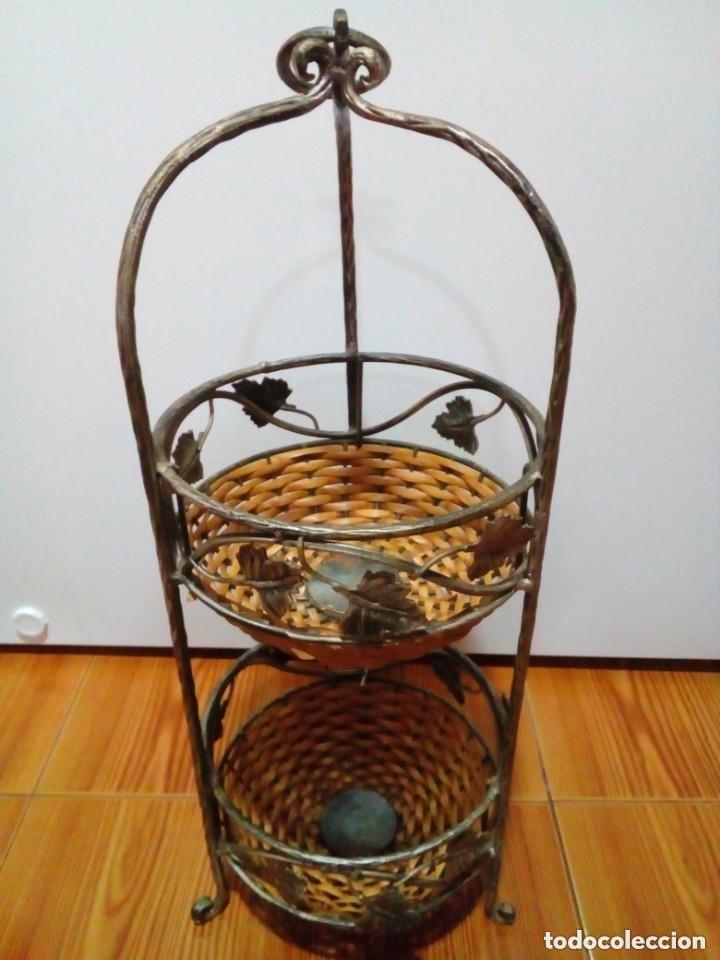 Antig&uuml;edades: ESTANTERIA DE METAL FORJADO Y MIMBRE