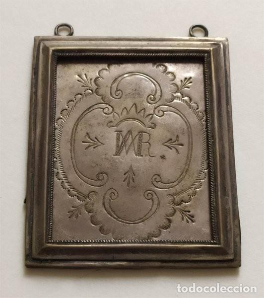 Antiques: Antigua placa de escapulario de plata repujada. Anagrama Ave Mar&iacute;a Reina. S. XVIII-XIX