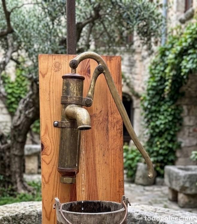 Antig&uuml;edades: Bomba de agua manual en bronce, principios s. XX
