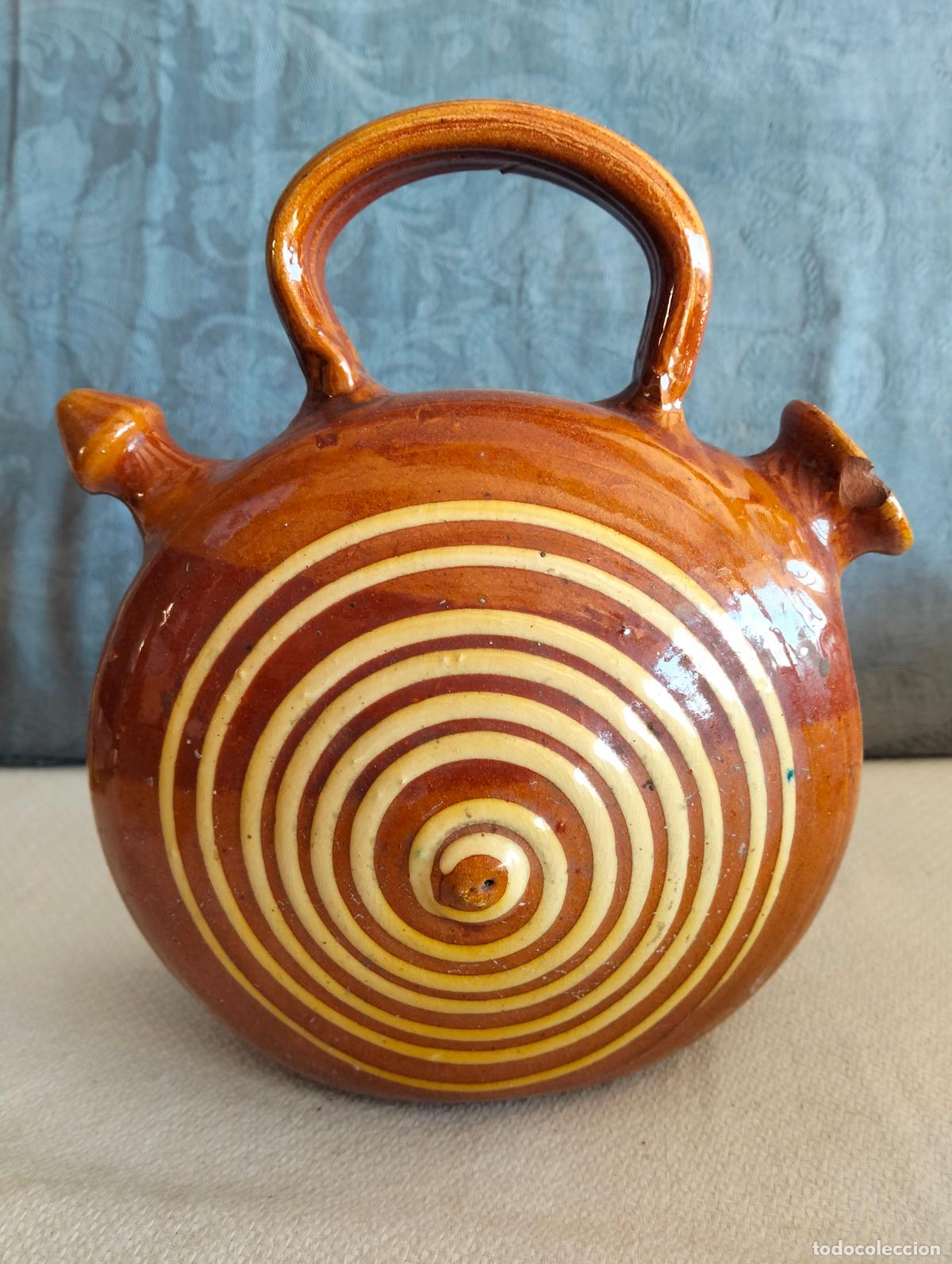 Antiquit&eacute;s: Botijo canti de ceramica marr&oacute;n con cord&oacute;n amarillo decorativo circular de los a&ntilde;os 60-70