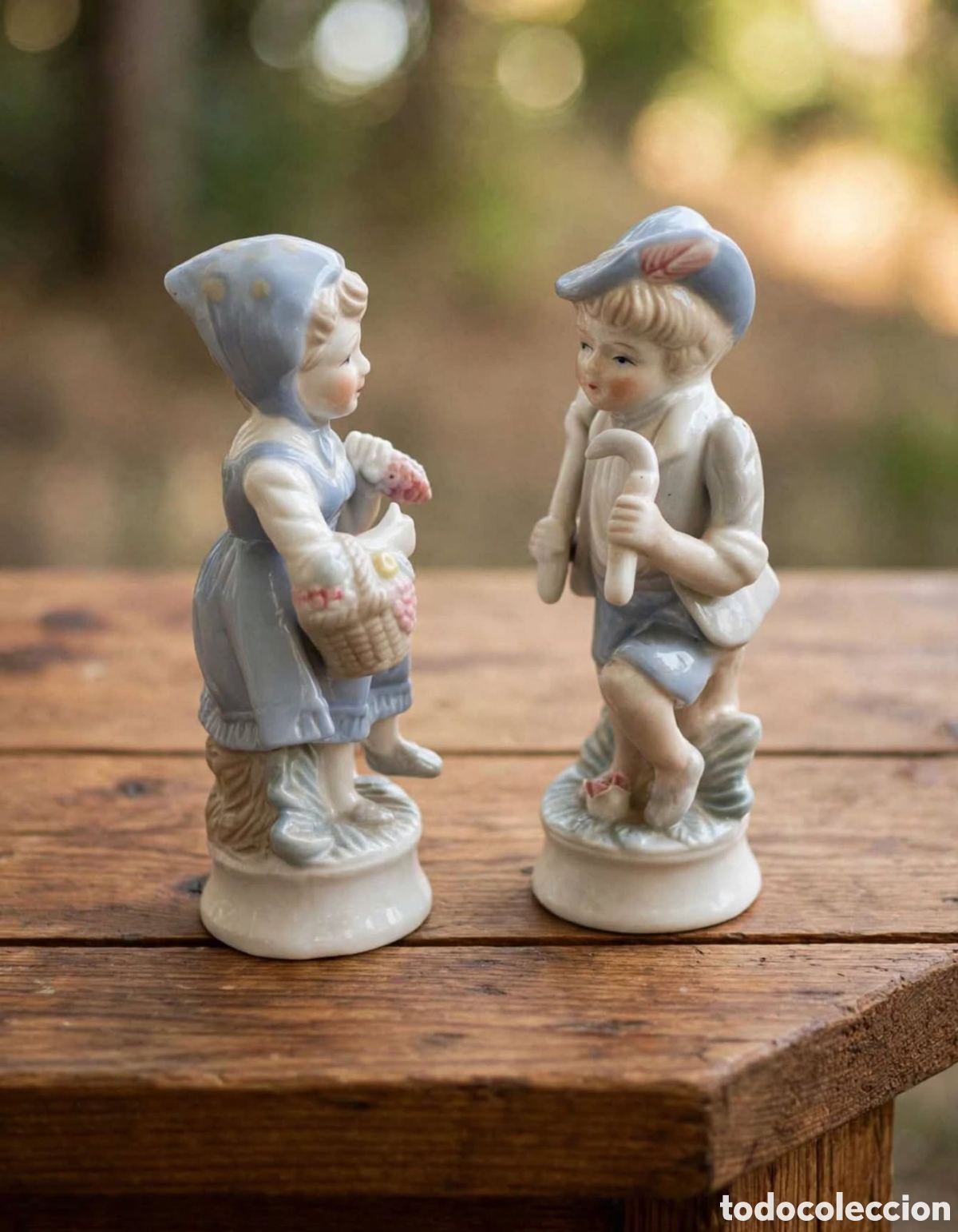 Antig&uuml;edades: Pareja de pastorcillos, porcelana espa&ntilde;ola, 70s. Pintado a mano. Vintage