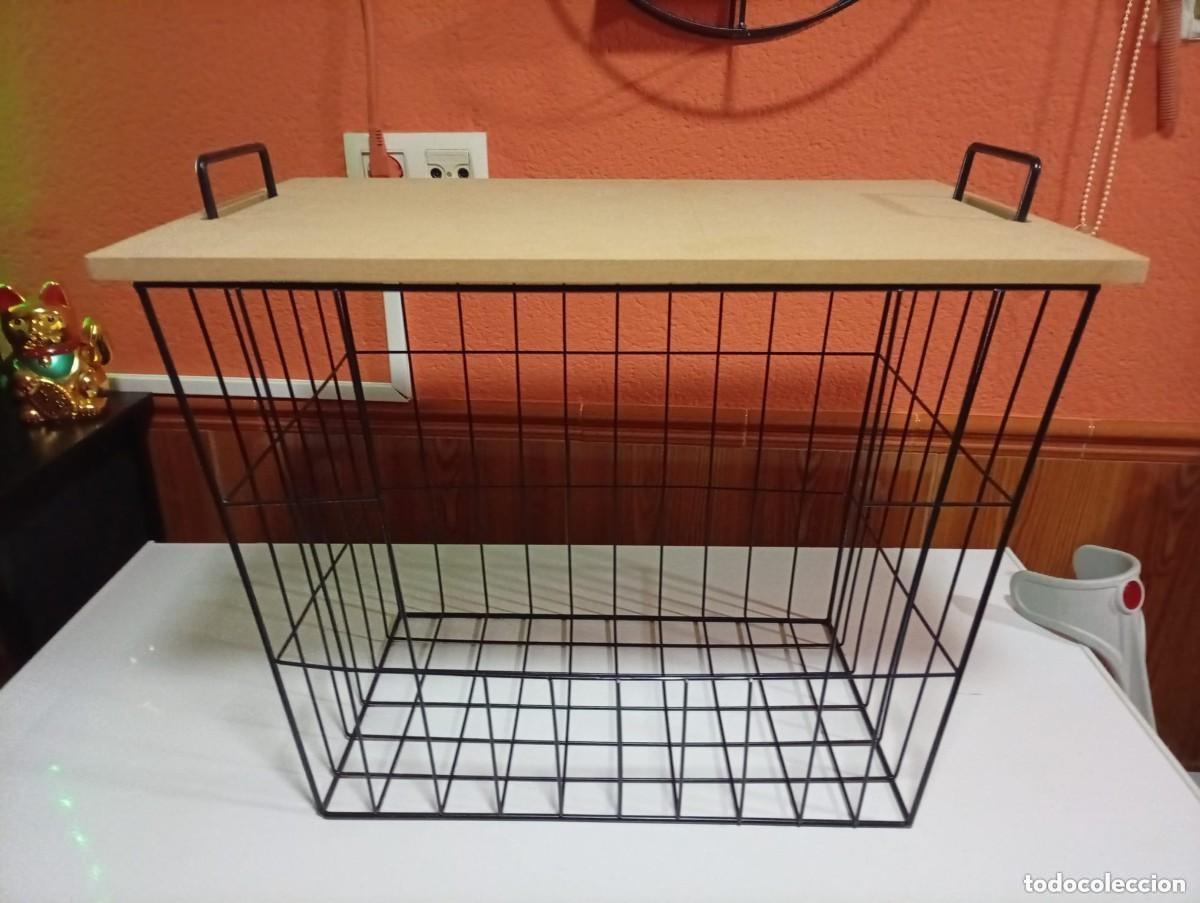 Antig&uuml;edades: mesa auxiliar con tapa extraible ,almacenamiento cesta de metal