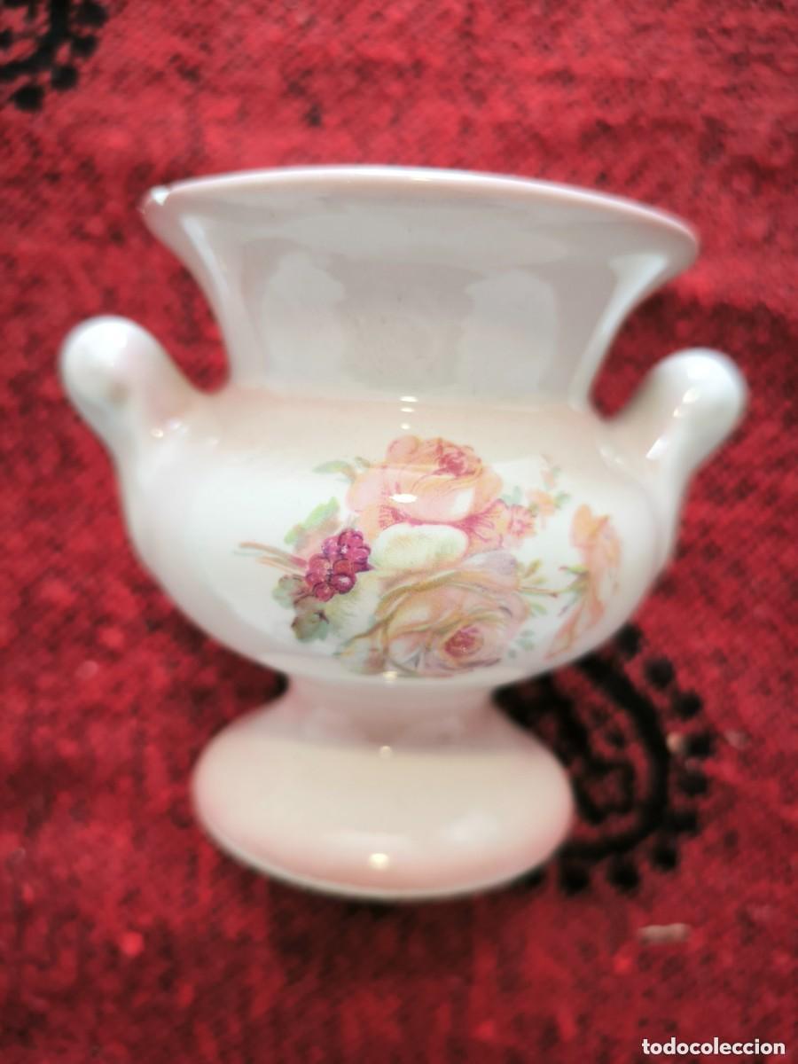 Antig&uuml;edades: Jarr&oacute;n De Porcelana Blanca Con Motivo Floral Y Asas - Estilo Copa Medicis