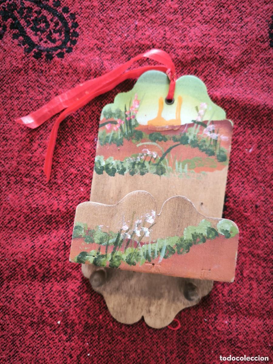 Antig&uuml;edades: Portallaves De Madera Pintado A Mano | Colgador De Llaves R&uacute;stico | Artesanal | 23 cm Vintage
