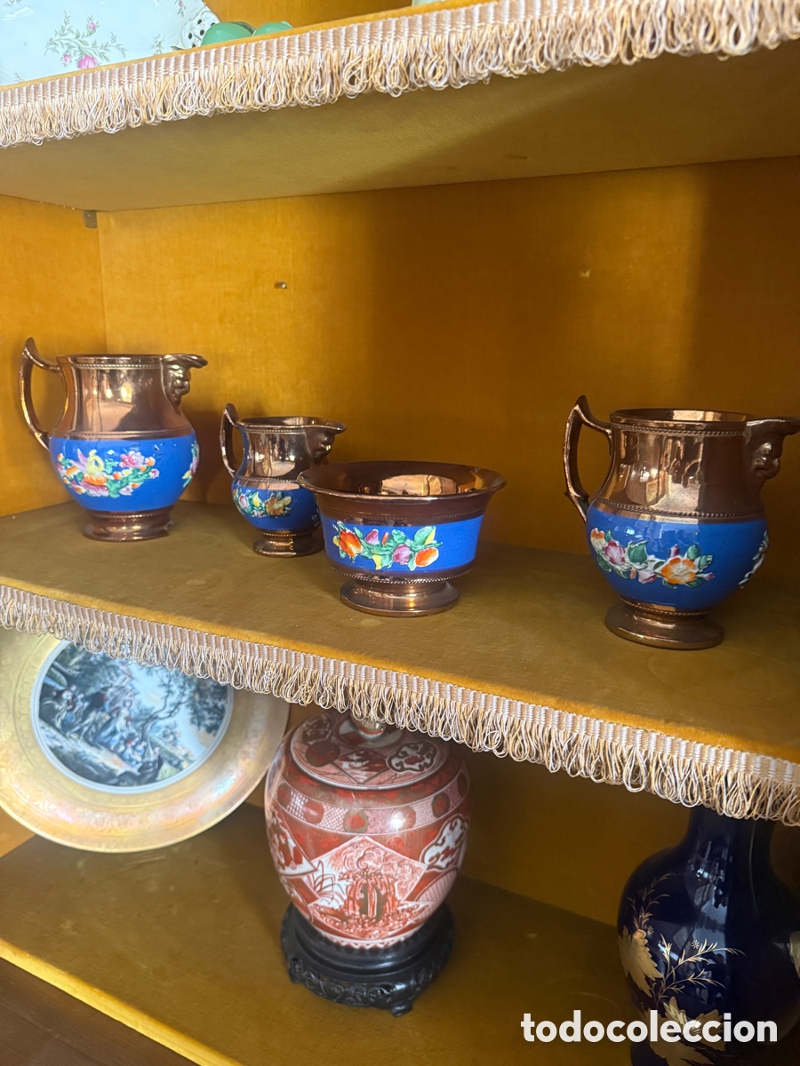 Antiques: Cuatro piezas inglesas de loza de reflejo met&aacute;lico cobrizo, conocidas como copper lustre