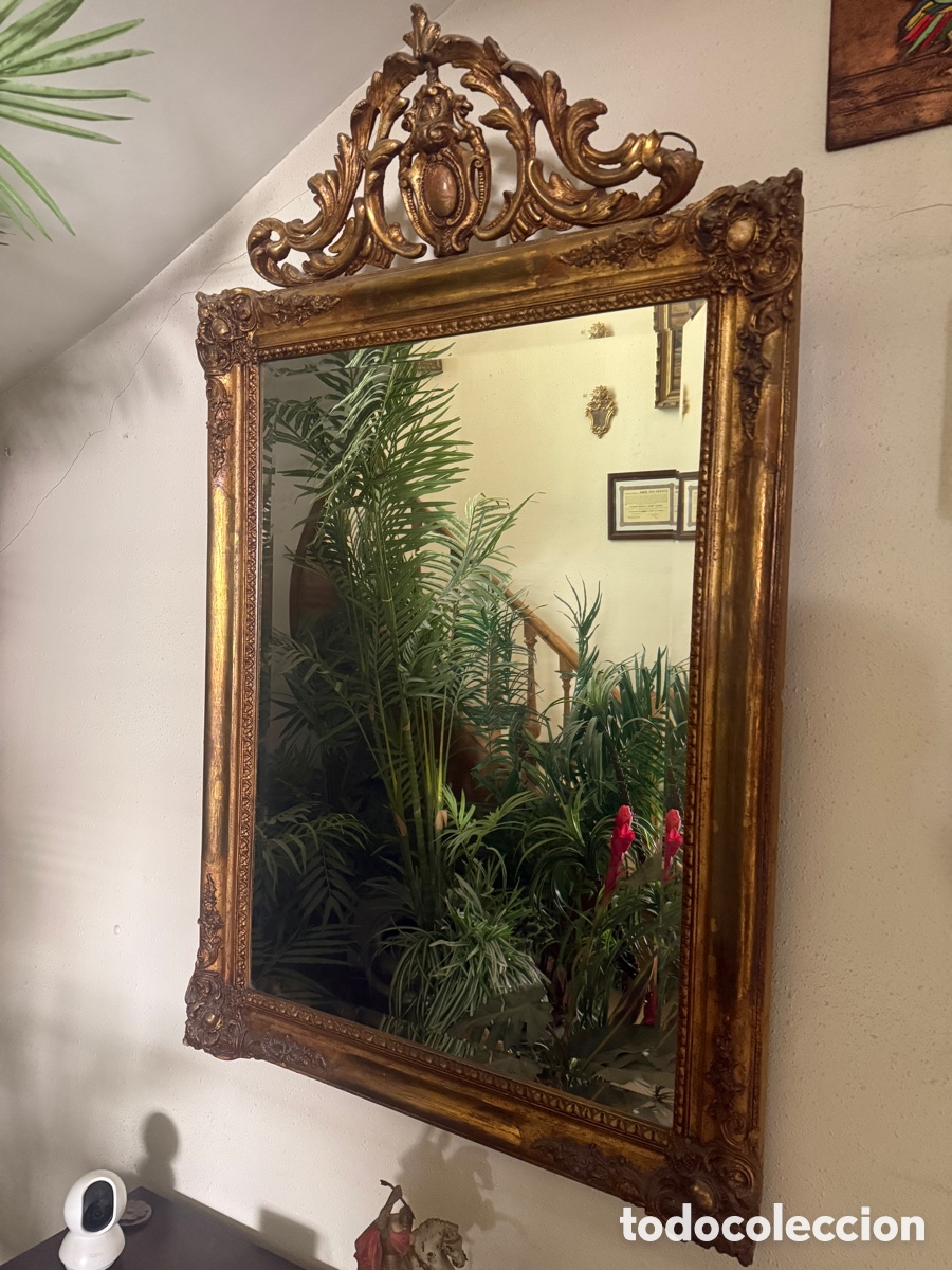 Antig&uuml;edades: Gran espejo antiguo dorado estilo Luis XV con copete rococ&oacute;, finales del siglo XIX